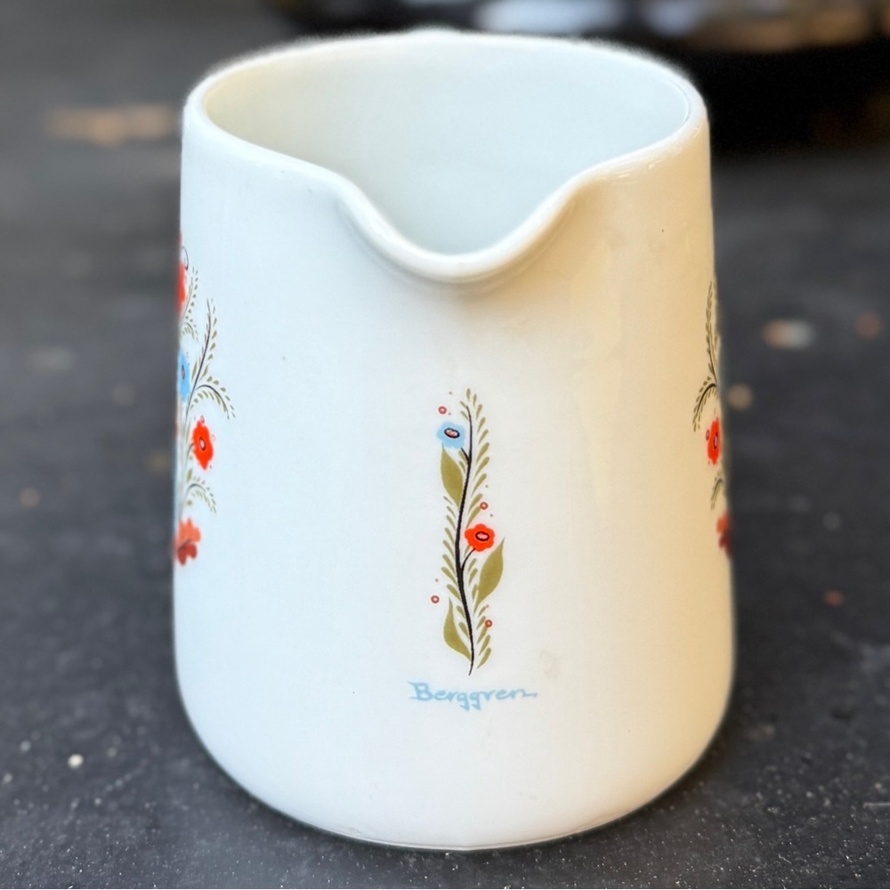Vintage Berggren Traynor BTR1 Swedish Creamer Red Blue Floral 6 oz - Picture 3 of 5